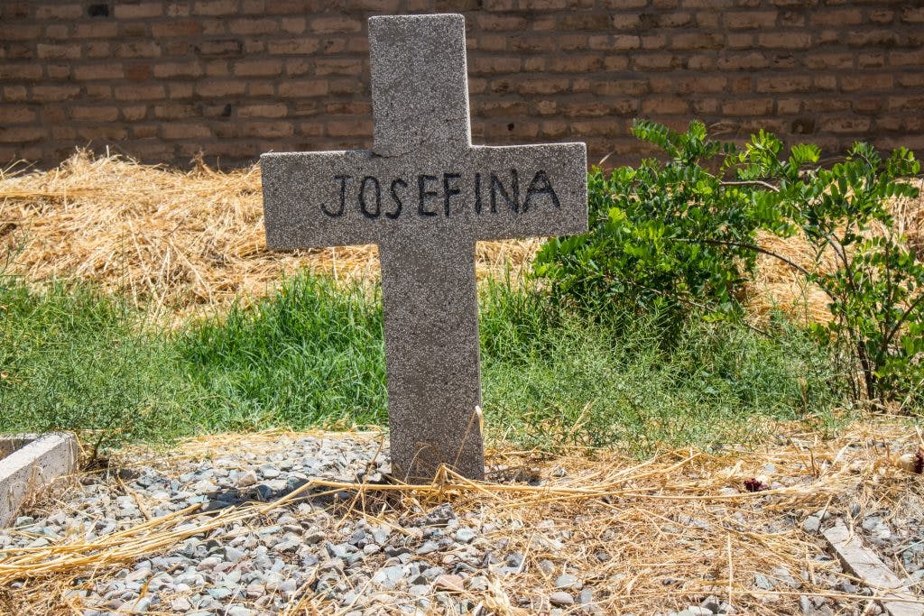 krzyż z napisem josefina na polskim cmentarzu w teheranie