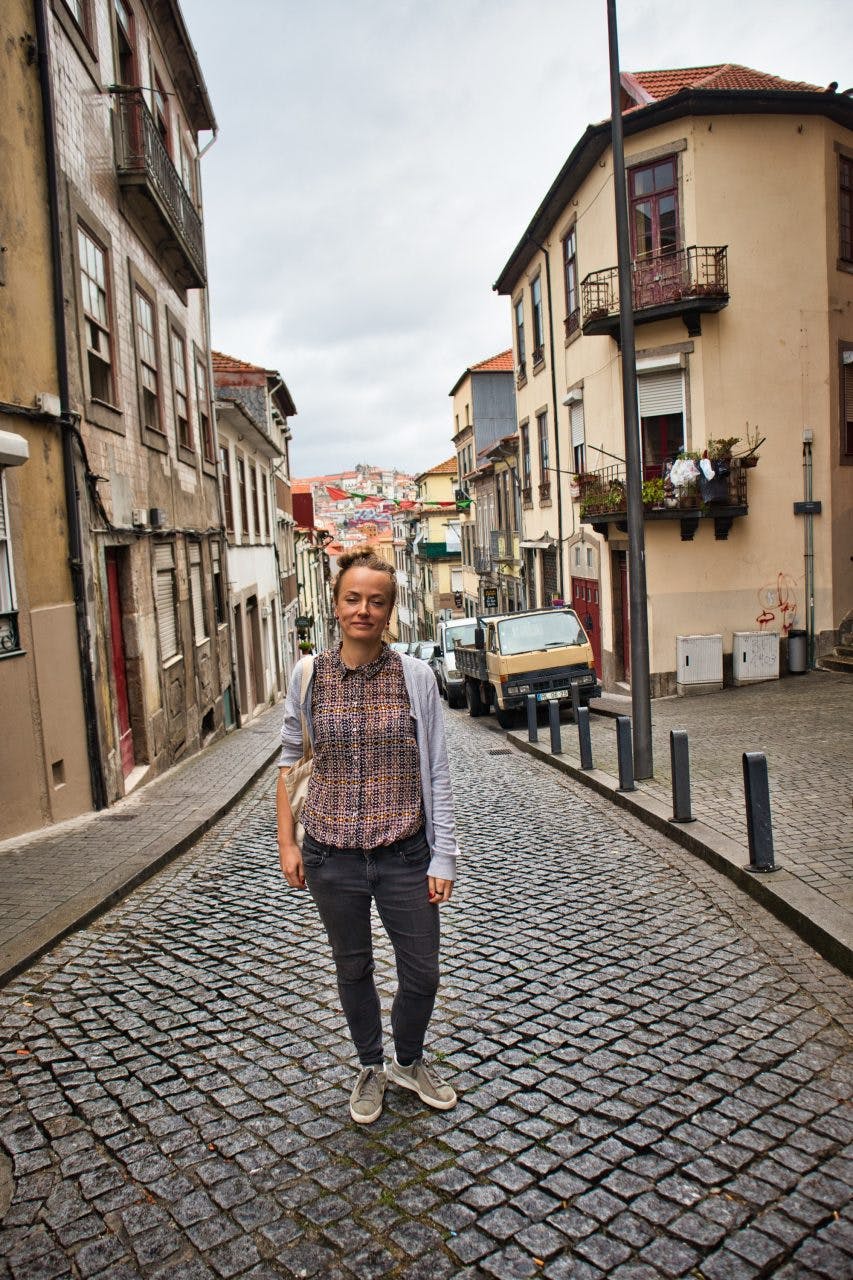 Magda Horanin stoi na ulicy w Vila Nova de Gaia w Porto