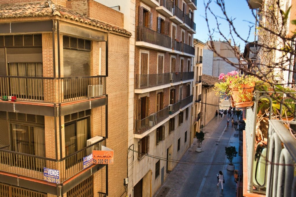 valencia mindfulness retreat balcony and a view on the alleyway