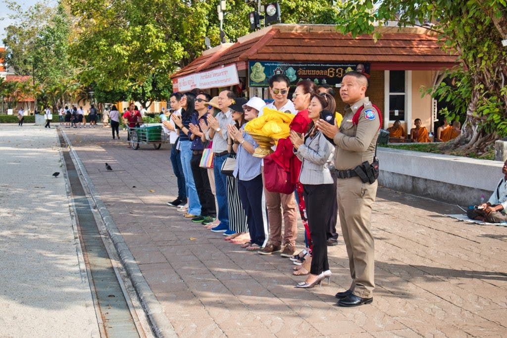 delegacja z tajskiej firmy modli się w tajskiej świątynie w nakhon si thammarat