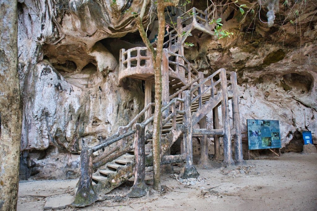 schody wiodące do jaskini kanabnam w prowincji krabi, w tajlandii 