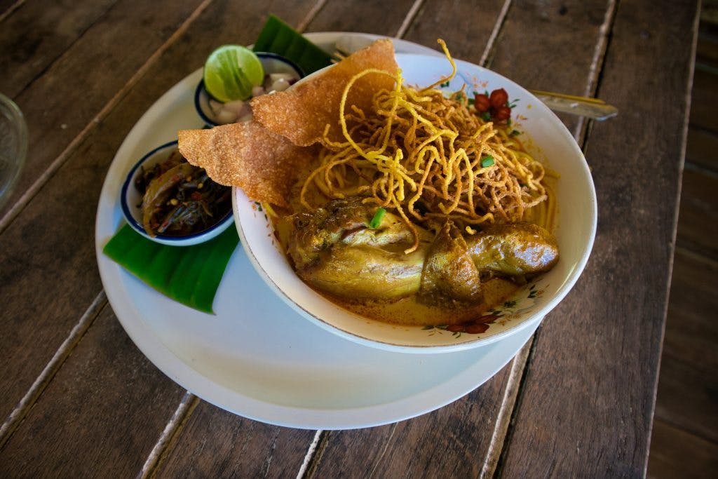 a plat of khao soi on a white plate. 