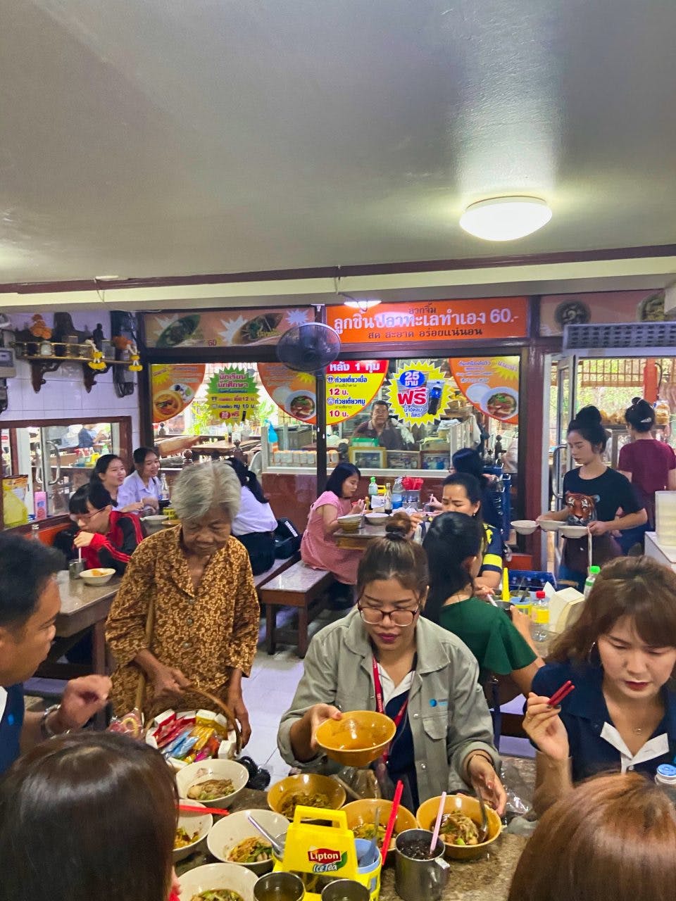 wnętrze lokalnej restauracji z lokalnym jedzeniem w Bangkoku 