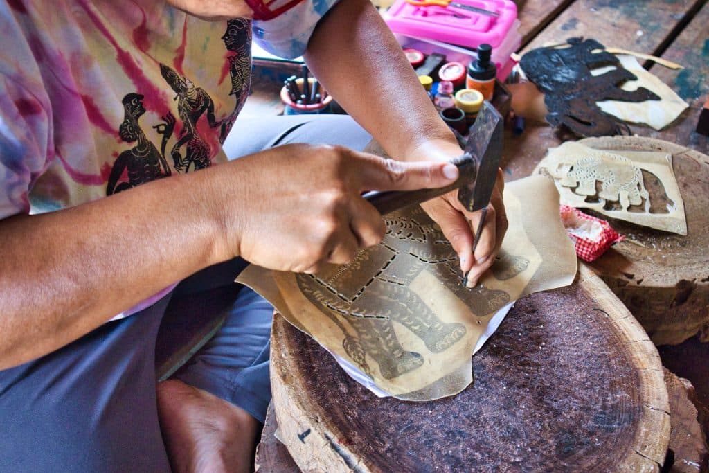 ujęcie rąk. wyrób marionetek cieni w nakhon si thammarat.