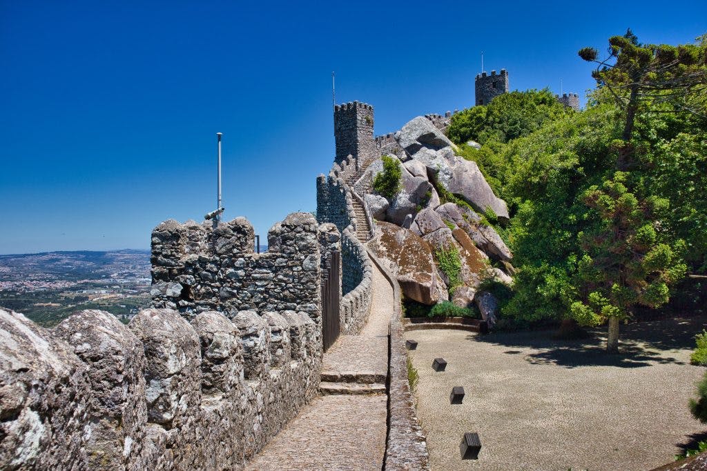 Mury zamku maurów. Treking w Sintrze. 