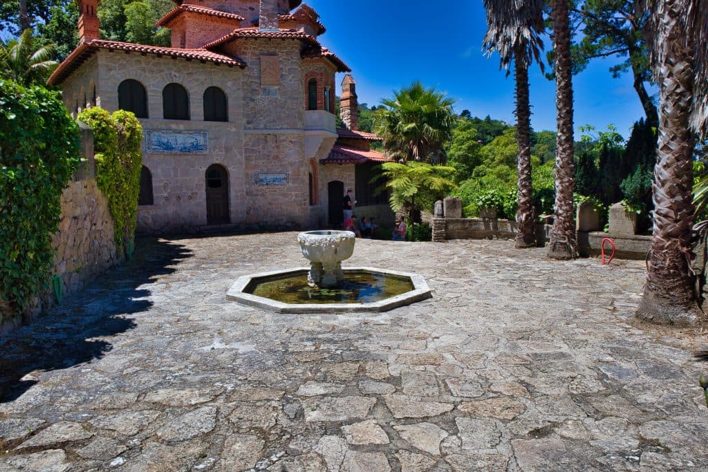 Mały skwerek z fontanną na drodze do Zamku Maurów w Sintrze.