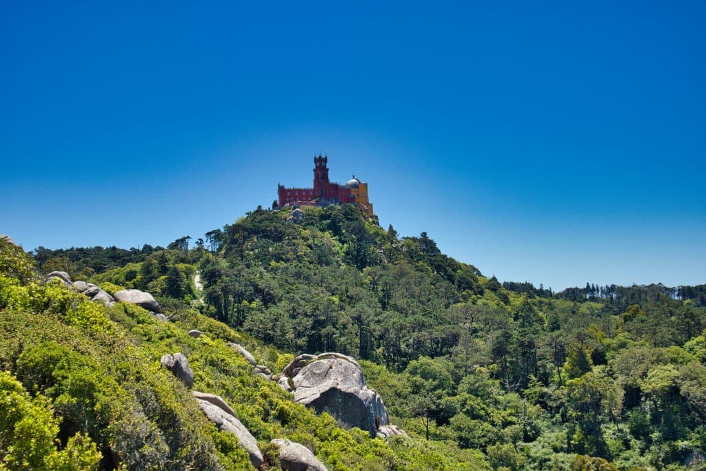 Pałac Pena widziany z murów Zamku Maurów w Sintrze.