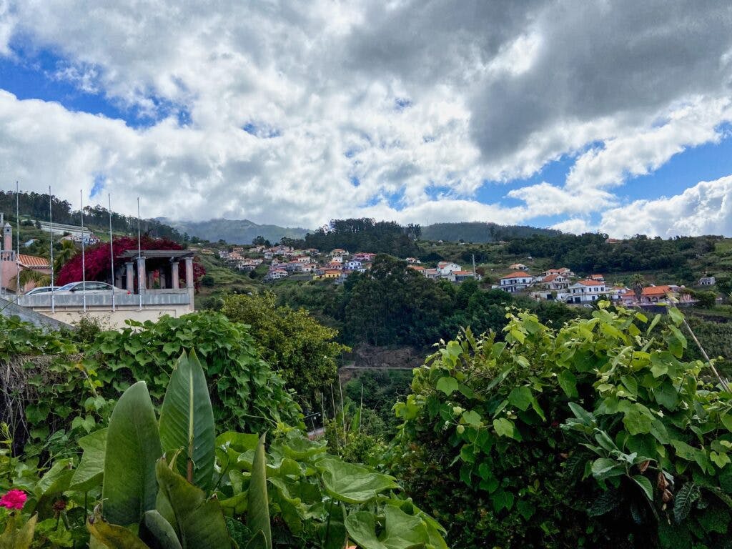 Mała wioska na szczycie góry na Maderze. 