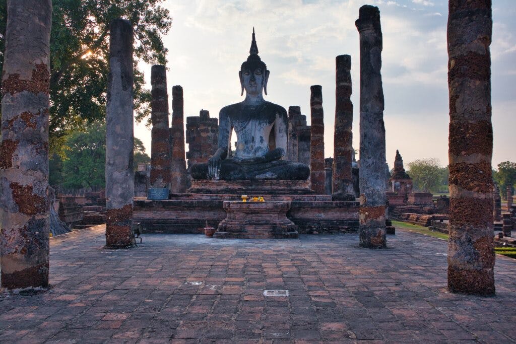 Figura buddy w starożytnym mieście w Tajlandii