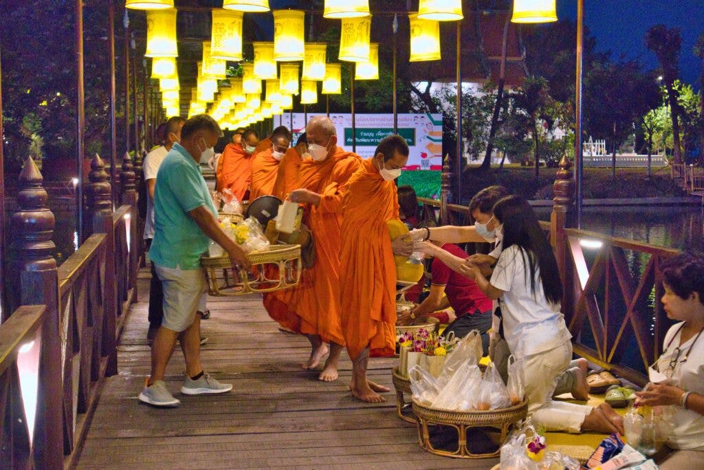 Tajscy mnisi zbierają rano datki od wiernych.