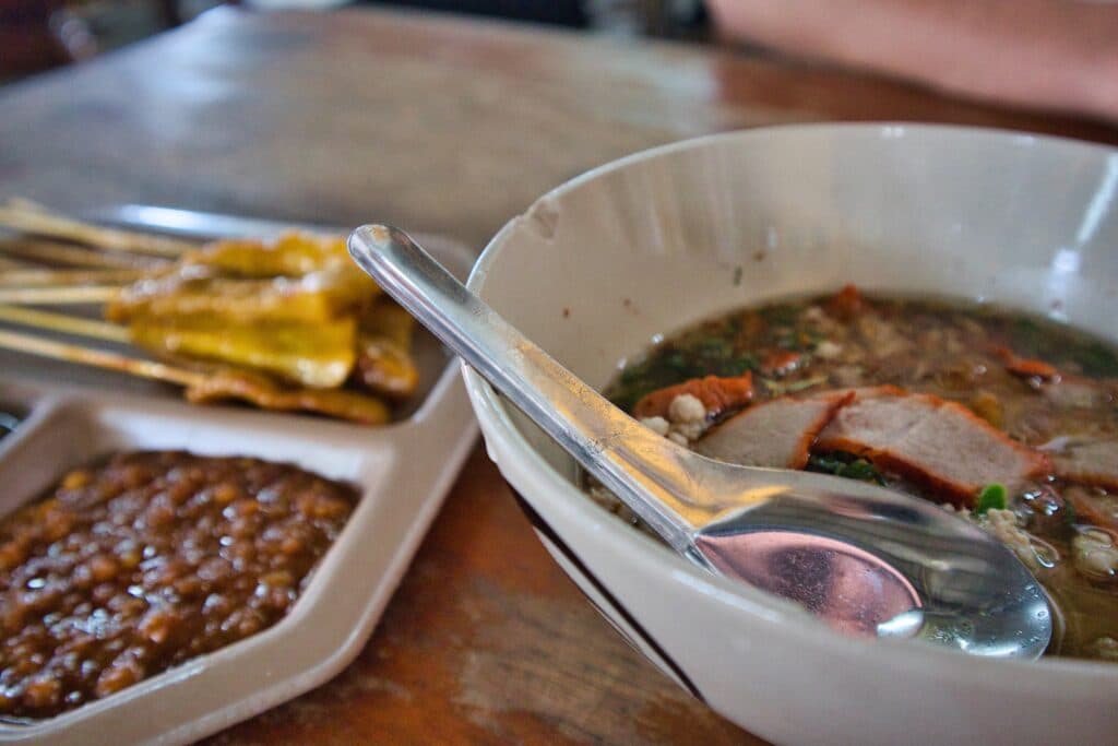 nudle w sukothai, tajlandia.