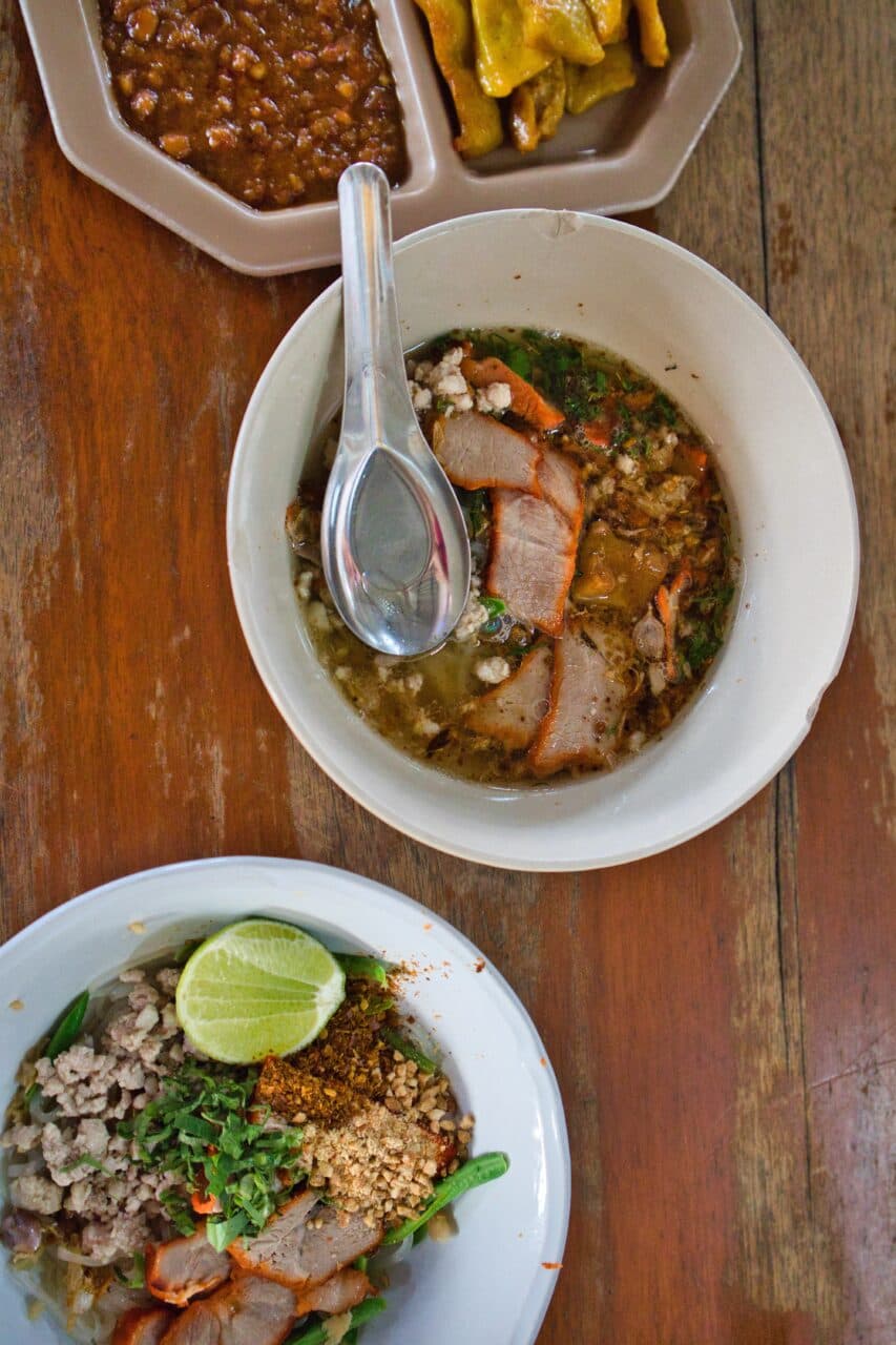 nudle w sukothai na talerzu.