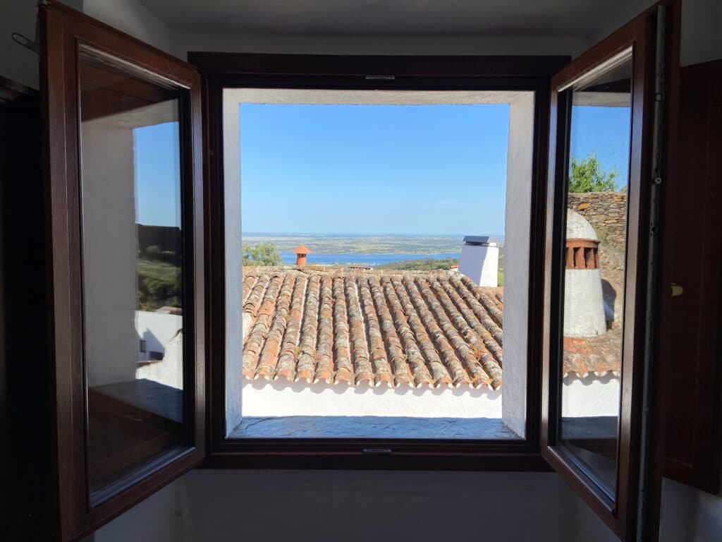 Widok z hotelu w Monsaraz, Alentejo na jezioro.