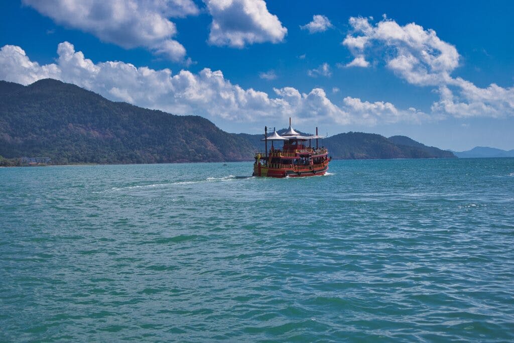 mała łódka płynie po morzu na zatoce tajlandzkiej, blisko koh chang.