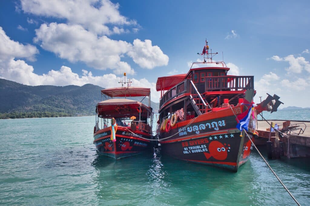 kolorowe łodki na koh chang zacumowane na zatoce.