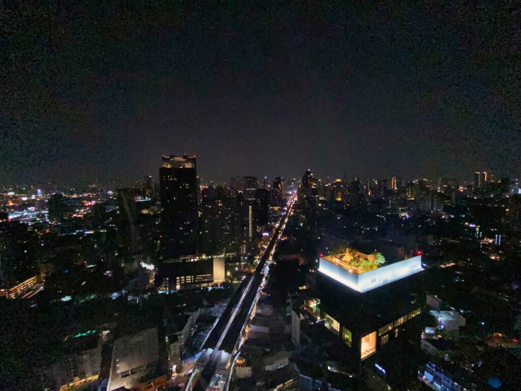 Rooftop w Bangkoku. Widok w nocy.