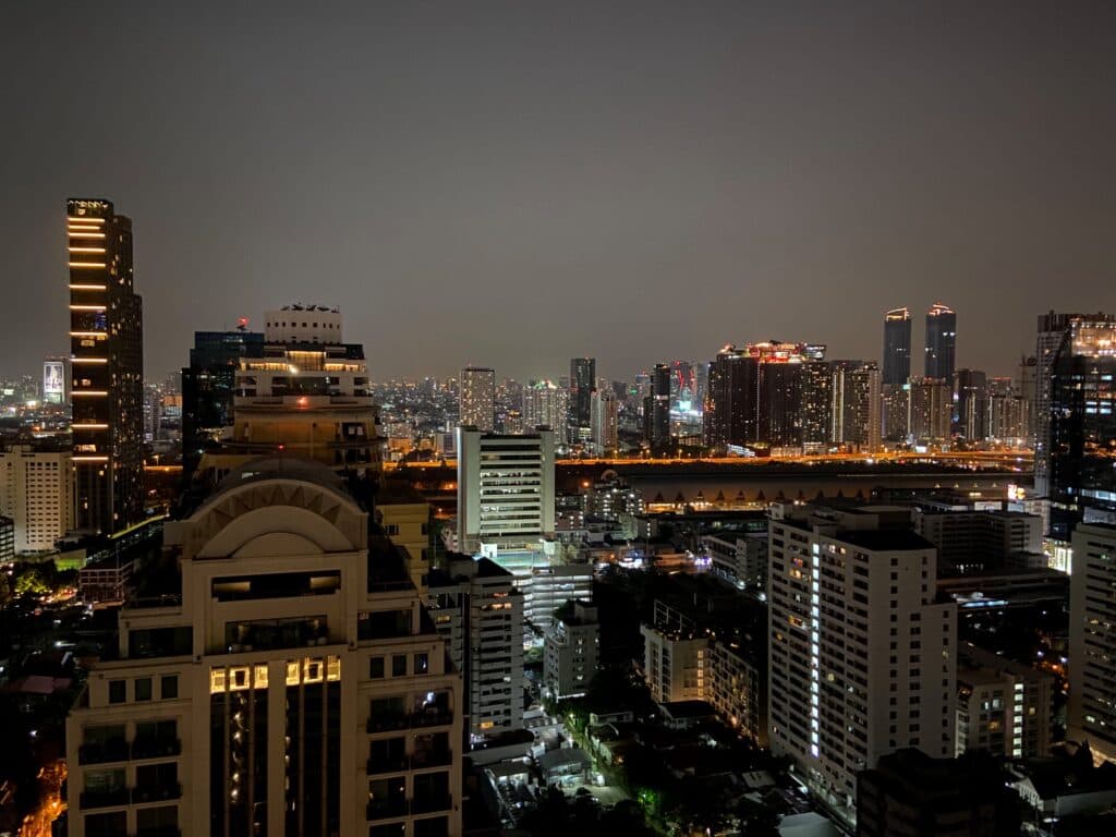Rooftop w bangkoku. Widok na miasto w nocy.