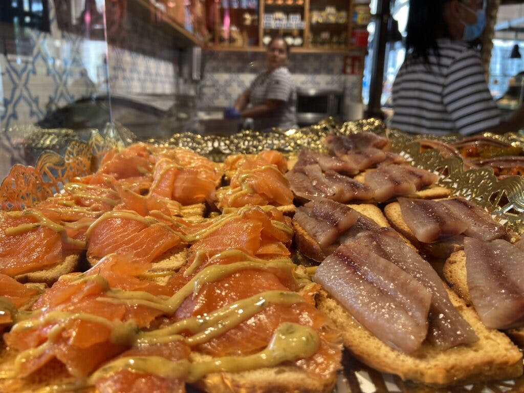 Tapasy z ryby na markecie w Madrycie.