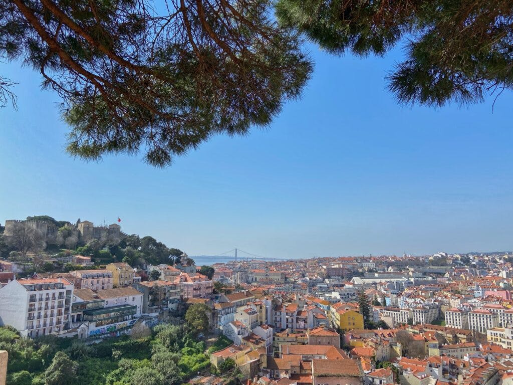 Alfama, Lizbona, widziana z punktu widokowego. 