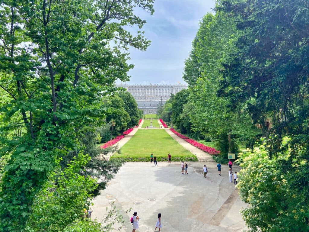 Ludzie chodzą po ogrodach Campo del Morro.