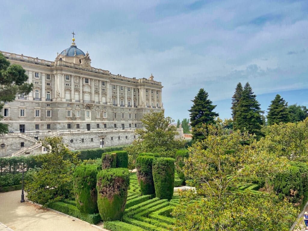 Zamek królewski i ogrody w Madrycie. 