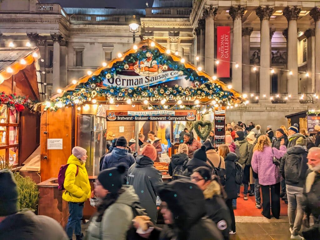 Ludzie stoją w kolejce do świątecznego marketu w lOndynie. 