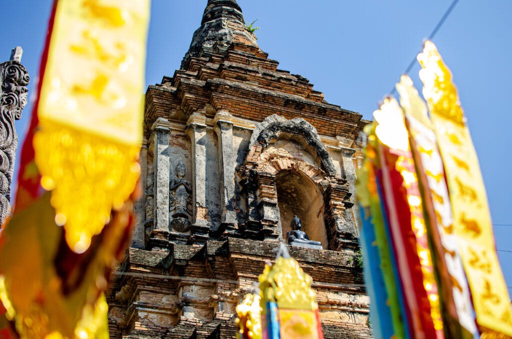 świątynia z kolorowymi wstążkami