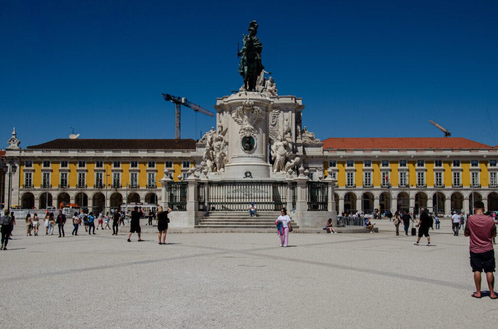 Praca do commercio widziane z przodu pomnika, Lizbona. 