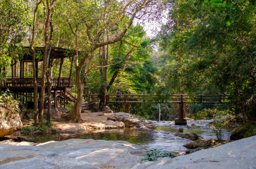 wodospad niedaleko chiang Mai. Most oraz altanka w lesie. 