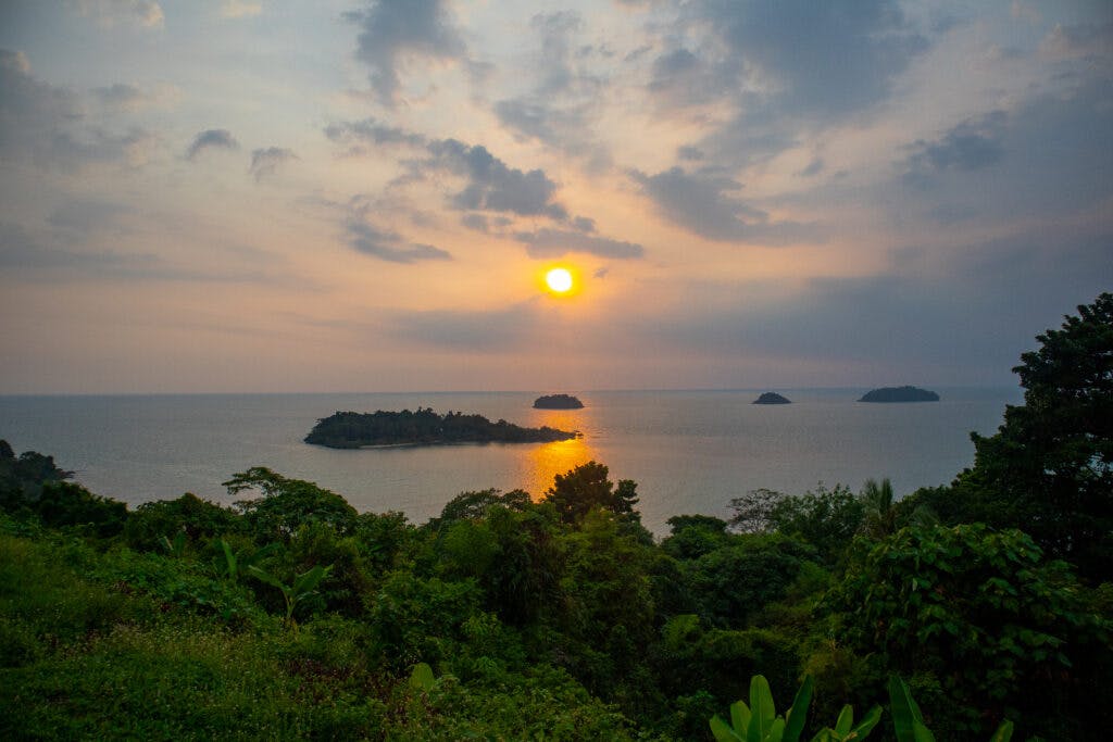 Zachód słońca nad morzem na wyspie Koh Chang. 