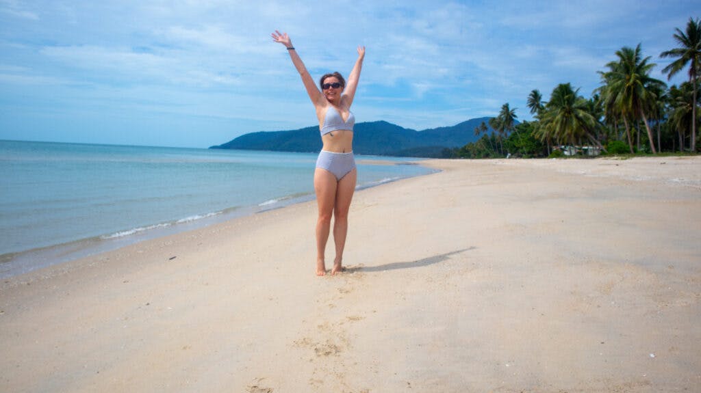 Dziewczyna sama na plaży w Tajlandii. 