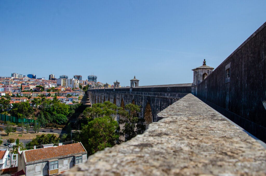 Akwedukt w Lizbonie widziany z murów. 