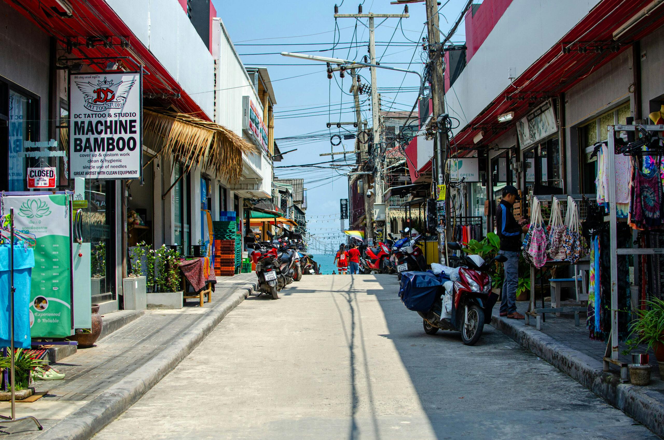 ulica w had rin, koh phangan, tajlandia.