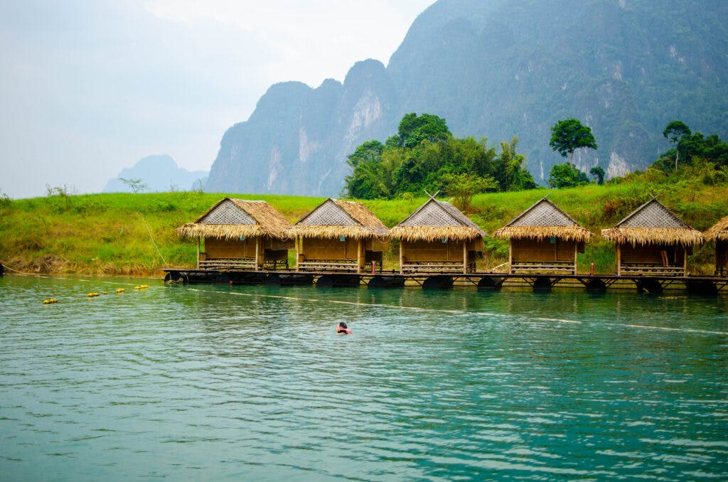 bambusowe domki na wodzie w parku khao sok. 