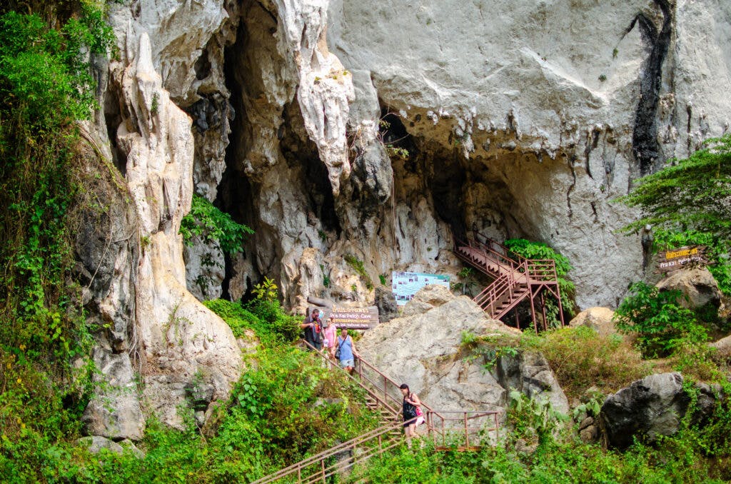 Wejście do jaskini w parku khao sok, w tajlandii.
