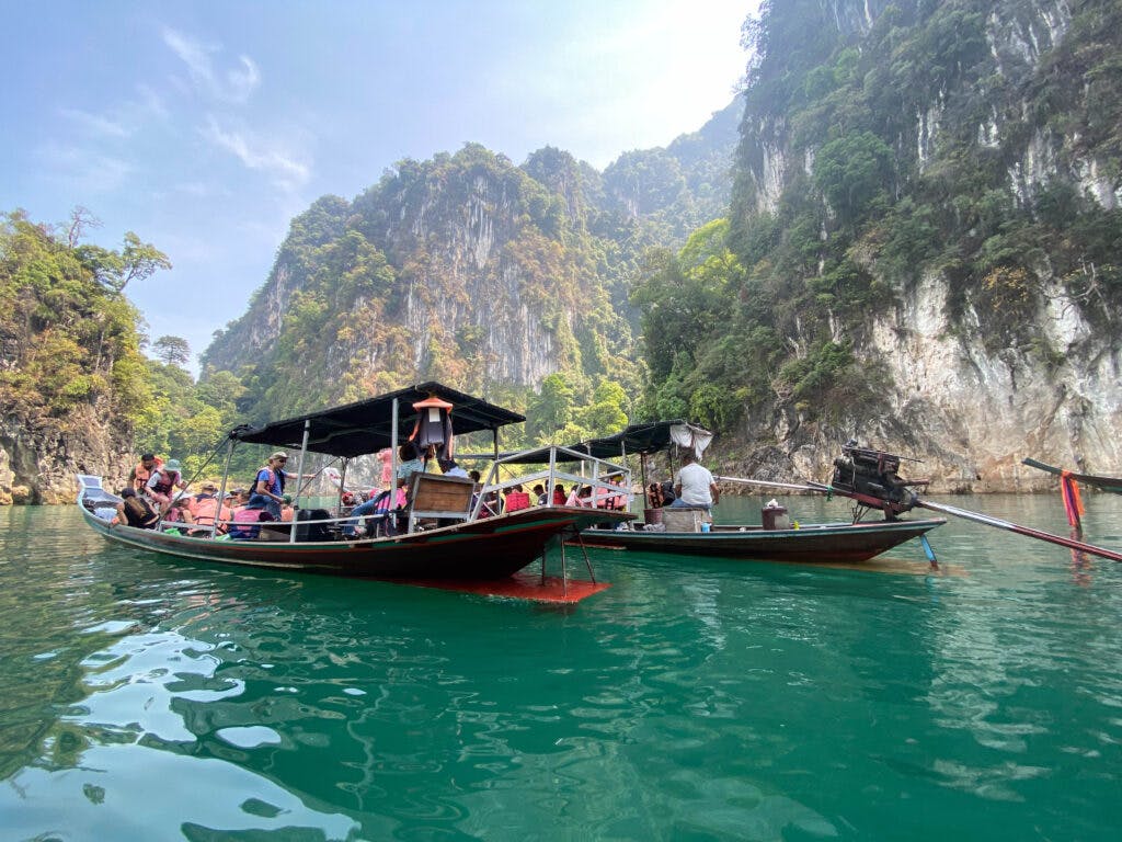 Łódki na jeziorze Cheow Lan w Tajlandii. 