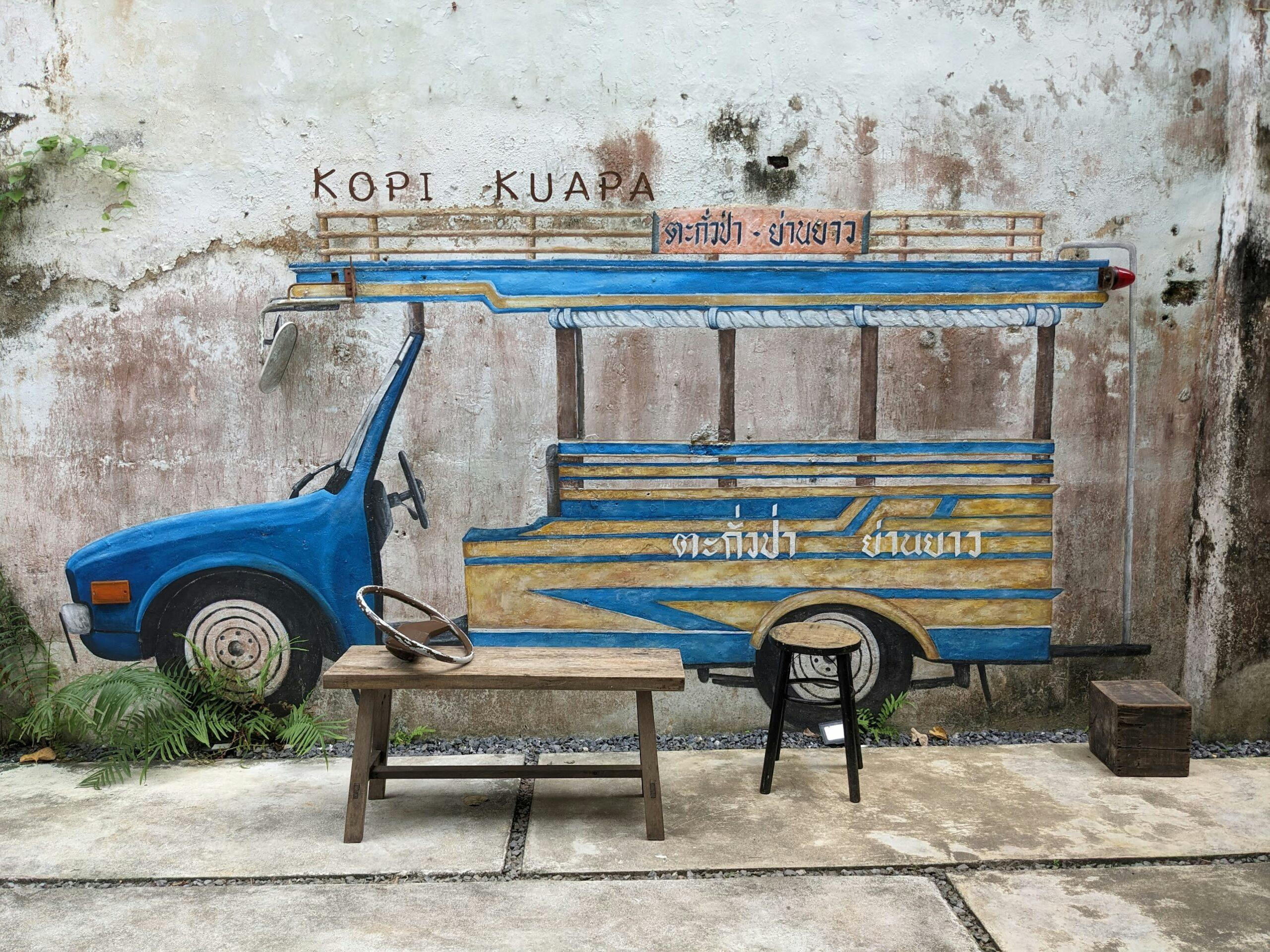 Rysunek samochodu na ścianie budynku w Ta Kuapa.