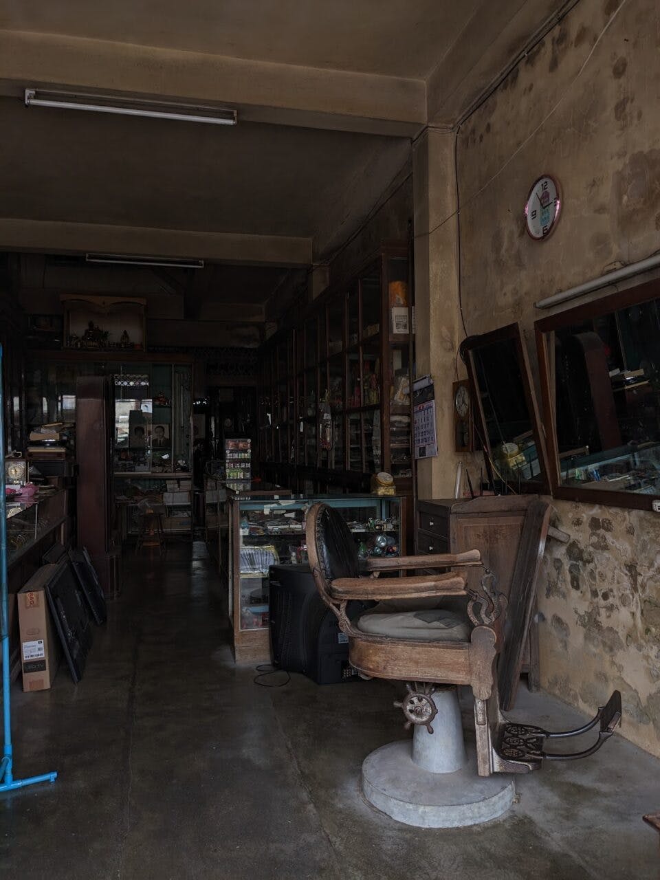 Stary salon fryzjerski w Ta Kuapa, w Tajlandii. 