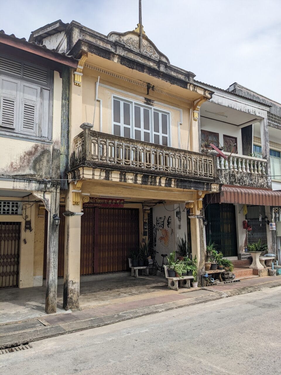 Stare wille na ulicy w Ta Kuapa, Tajlandia. 