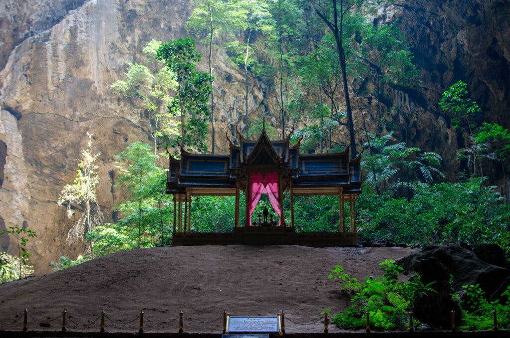 Mała świątynia w środku jaskini Phraya Nakhon, Tajlandia. 