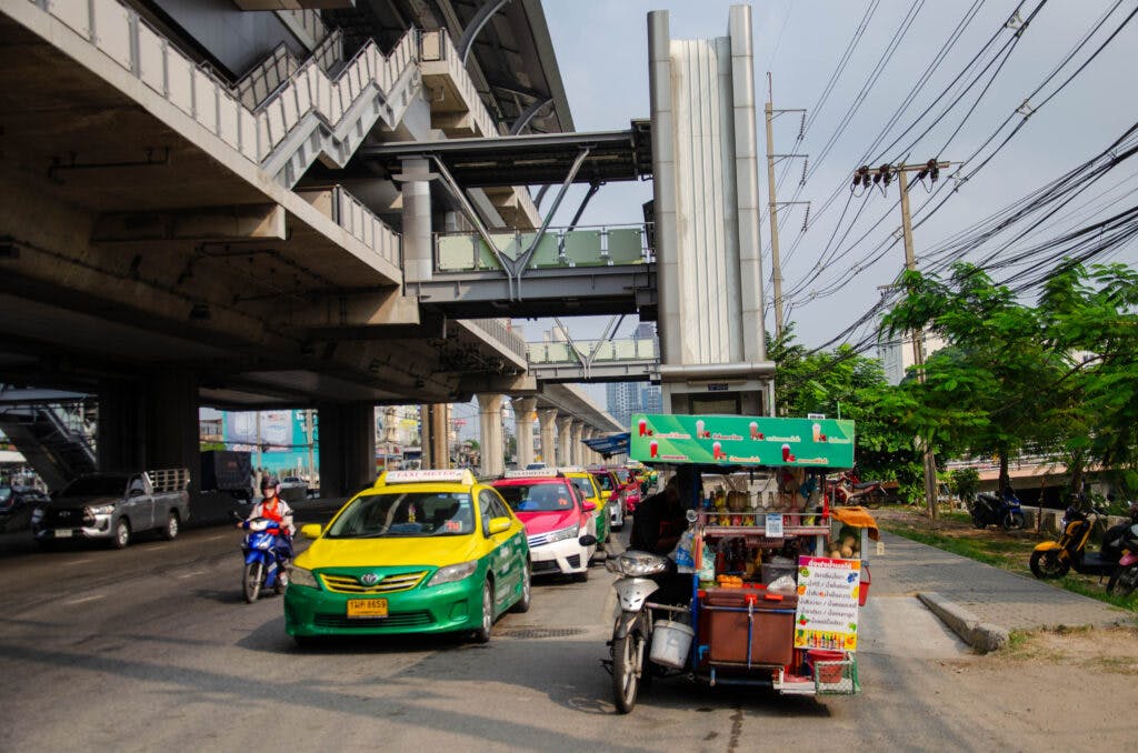 Kolorowe taksówki w Bangkoku. 