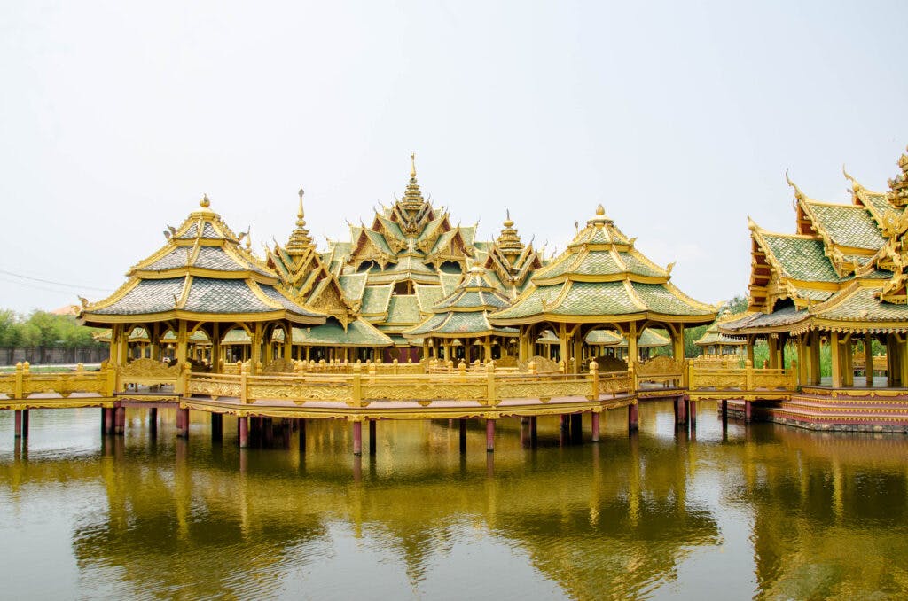 Złota świątynia na wodzie, Ancient City, Bangkok. 