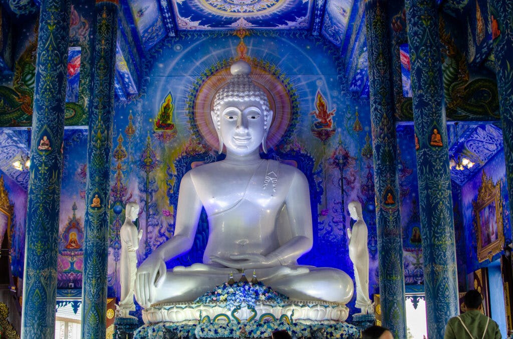 Niebieski budda w tajskiej świątyni, Chiang Rai. 