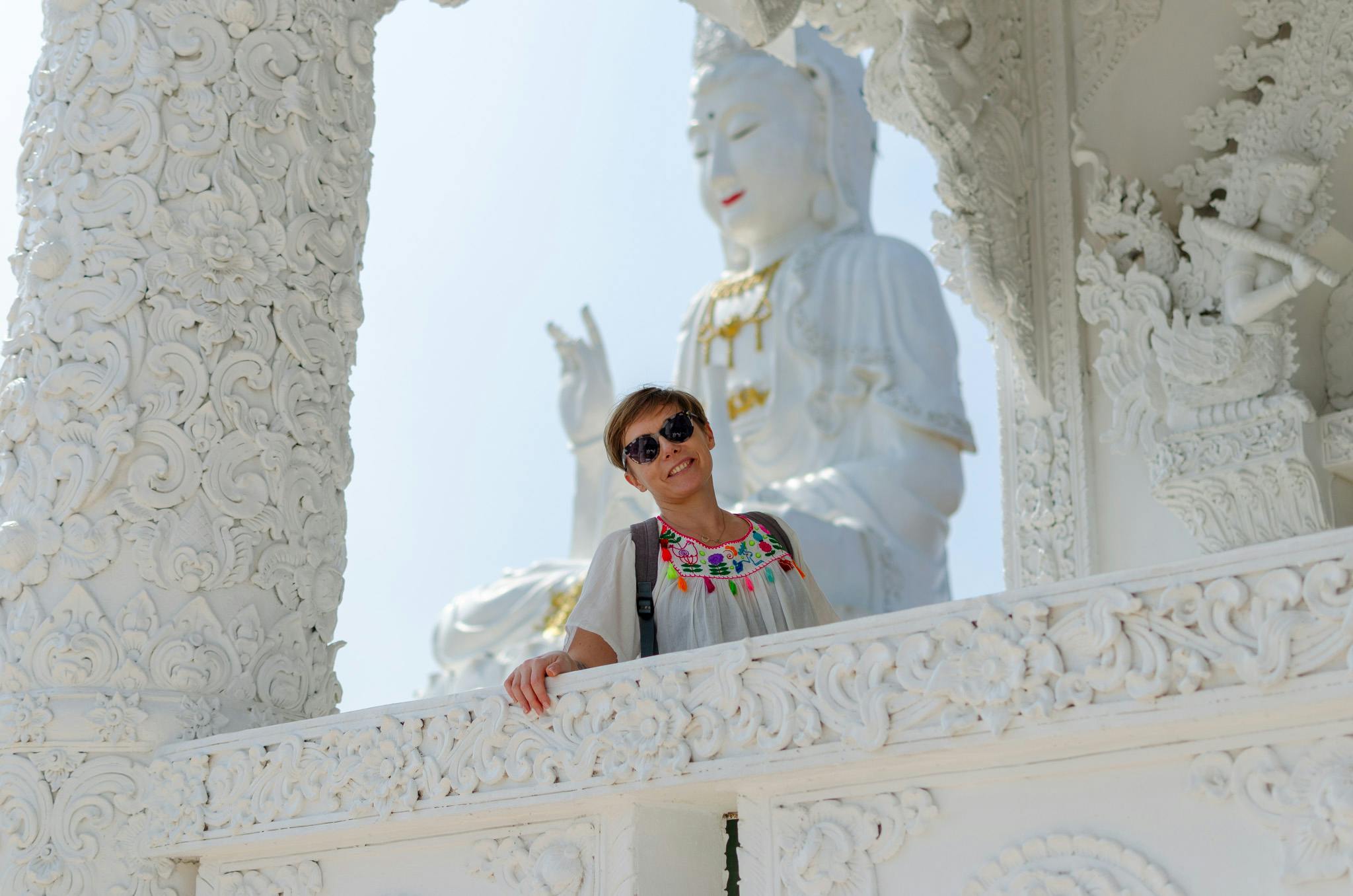 Kobieta, biała świątynia, wielki budda, Chiang Rai.