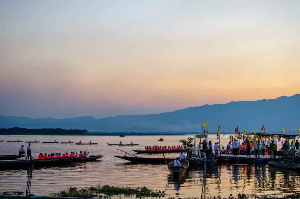 Łodzie na jeziorze, Phayao.