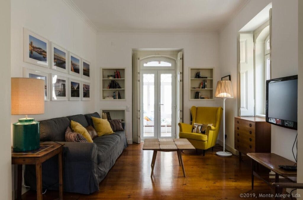 Portugalia, mieszkanie, drewniane podłogi i kanapa. 