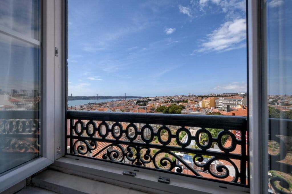 Okno na Lizbonę, widok na Lizbonę w słoneczny dzień