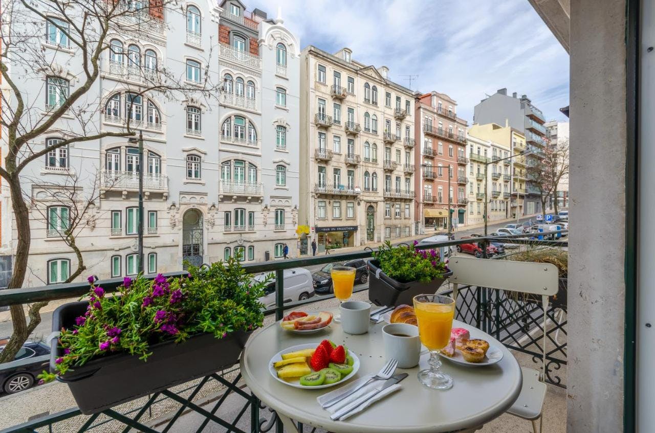 Balkon ze śniadaniem w Lizbonie