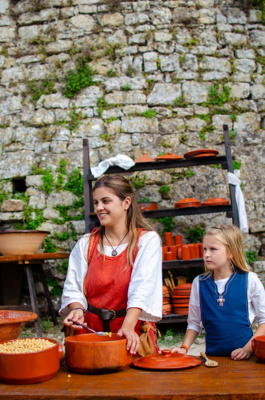 Dwie dziewczyny w średniowiecznych strojach na festiwalu w obidos.