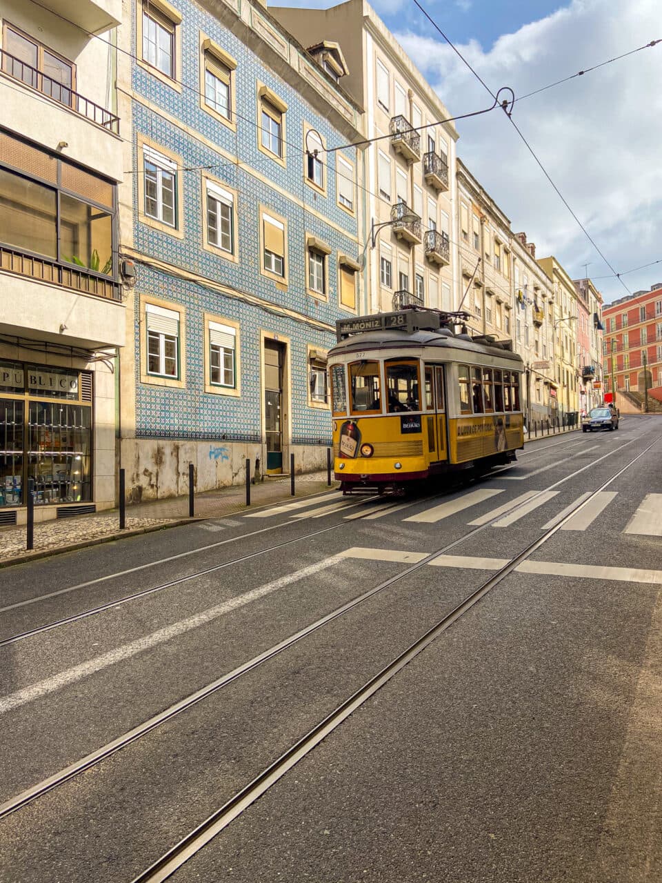 Żółty tramwaj, centrum Lizbony